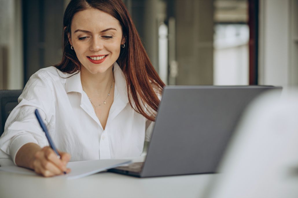 Giovane ragazza al computer|Giovane ragazza al computer